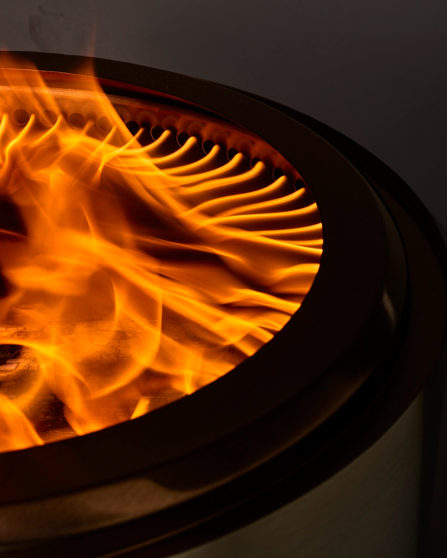 Detail van de ventilatie en het staal van een herQs vuurkorf