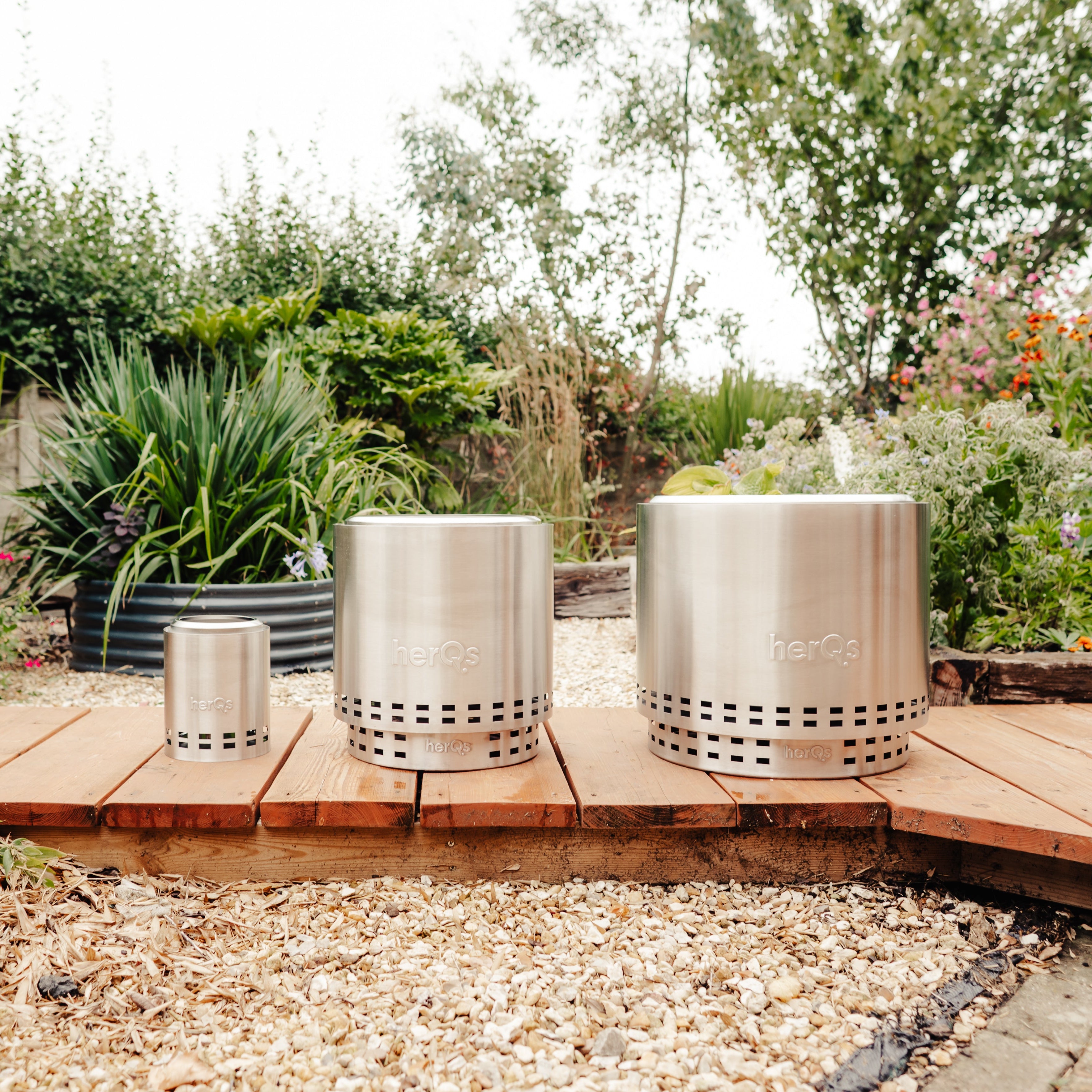 Stijlvolle herQs rookvrije vuurkorven sfeervol in een moderne tuin, symbool voor het groeiende succes van herQs in de media.