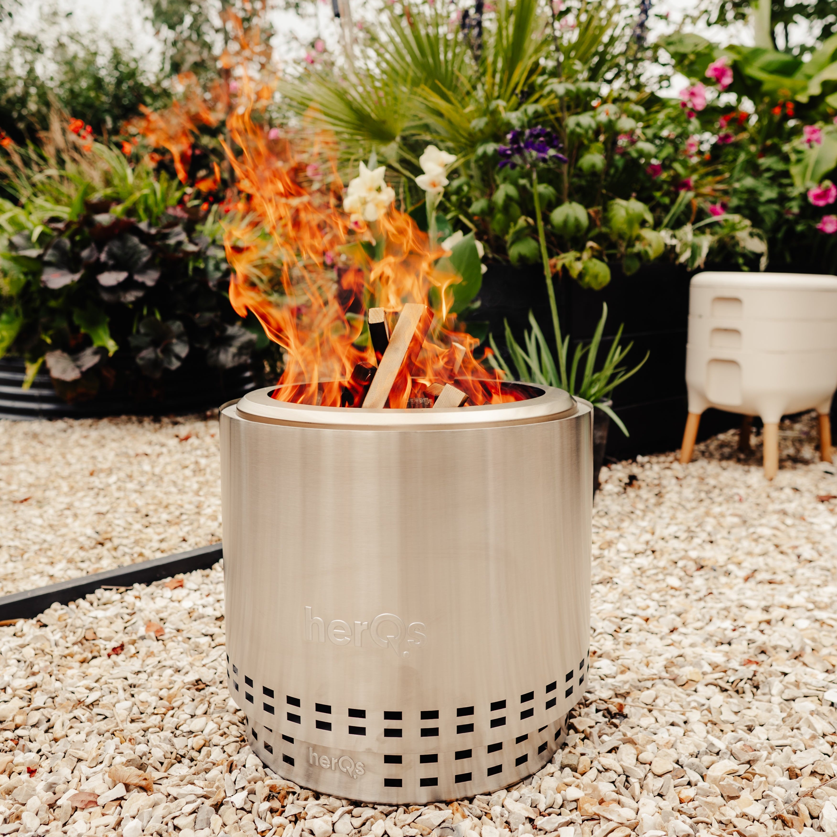 De herQs Cozy vuurkorf bekroond met 9/10 door The Telegraph als beste vuurkorf voor beginners.